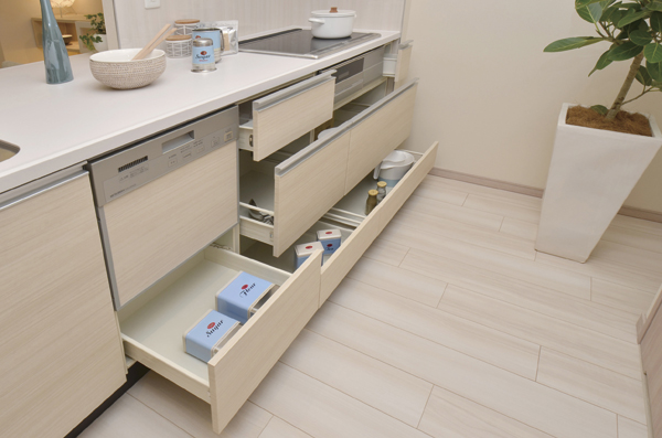 Kitchen.  [Slide storage] And overlook all the way into the space, Slide storage that can smooth out ※ Soft-close function (except for some) (same specifications)