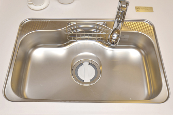 Kitchen.  [Quiet sink] Quiet sink to wash a big pot easier (same specifications)