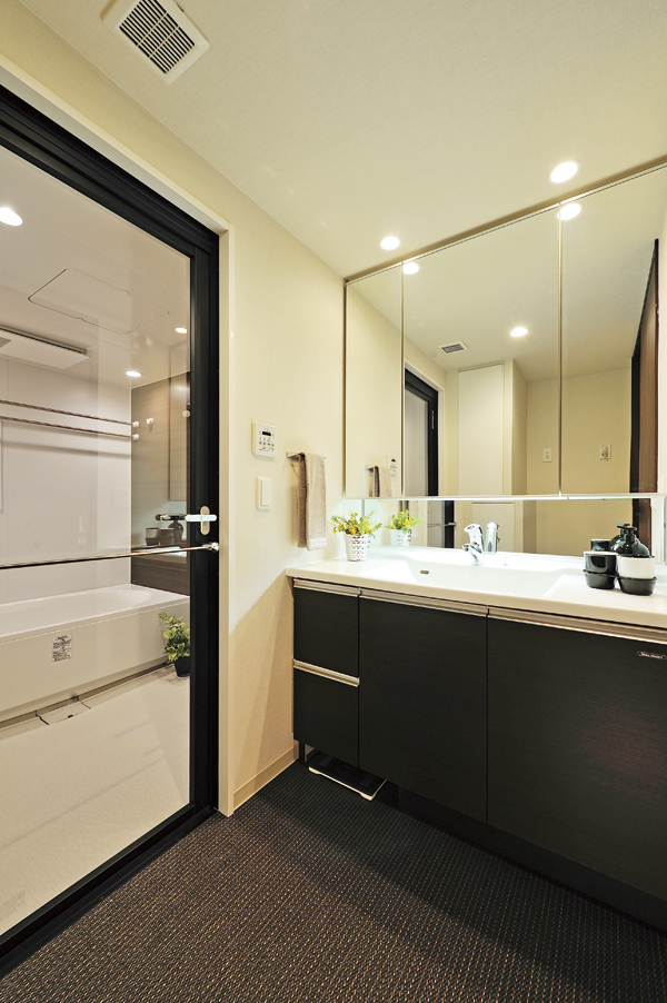 Bathing-wash room.  [Powder Room] Bowl-integrated counter Ya, Grade high facilities such as three-sided mirror vanity is equipped, Hotel is like a powder room (A type model room)