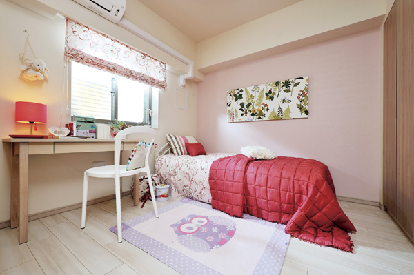 Interior.  [Western style room] Square desk and bed are likely to care space. As a children's room, As a hobby room, You can take advantage of the multi-purpose (V type model room)
