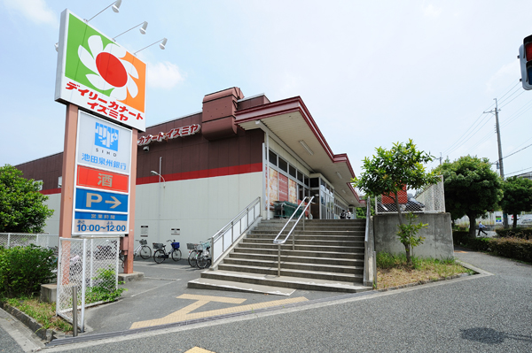 Surrounding environment. Izumiya Kaminitta store (8-minute walk ・ About 590m)