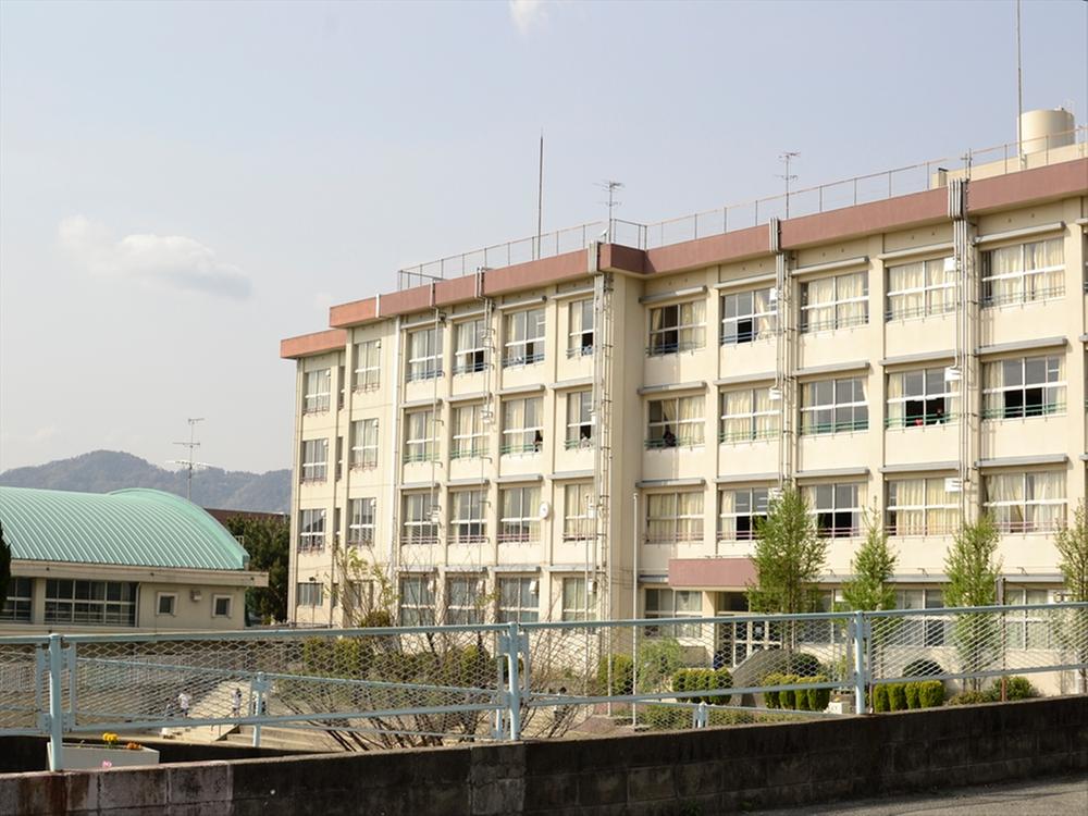 Junior high school. Toyonaka 480m walk about 6 minutes to stand eleventh junior high school. School that respects the autonomy of student. Also club activities, Basketball and baseball, In addition, such as volleyball, It has developed a wide range of extracurricular activities, such as computer parts and natural science. 