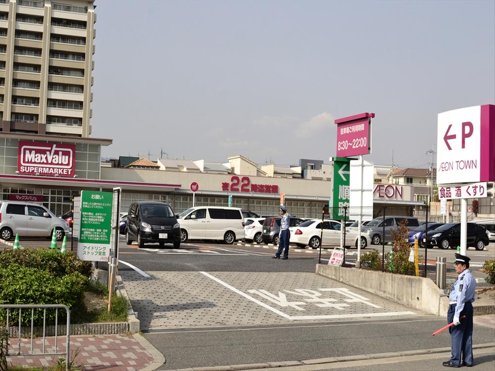 Supermarket. Makkusubaryu 400m walk about 5 minutes. The generous super nearby, And convenient because night is open until 22:00! Not food only, There is also a liquor and handling of pharmaceutical products.  [business hours] 9:00 ~ 22:00