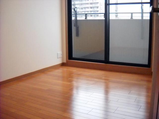 Non-living room. Western-style 3 room also has a daylight, You can come out on the balcony