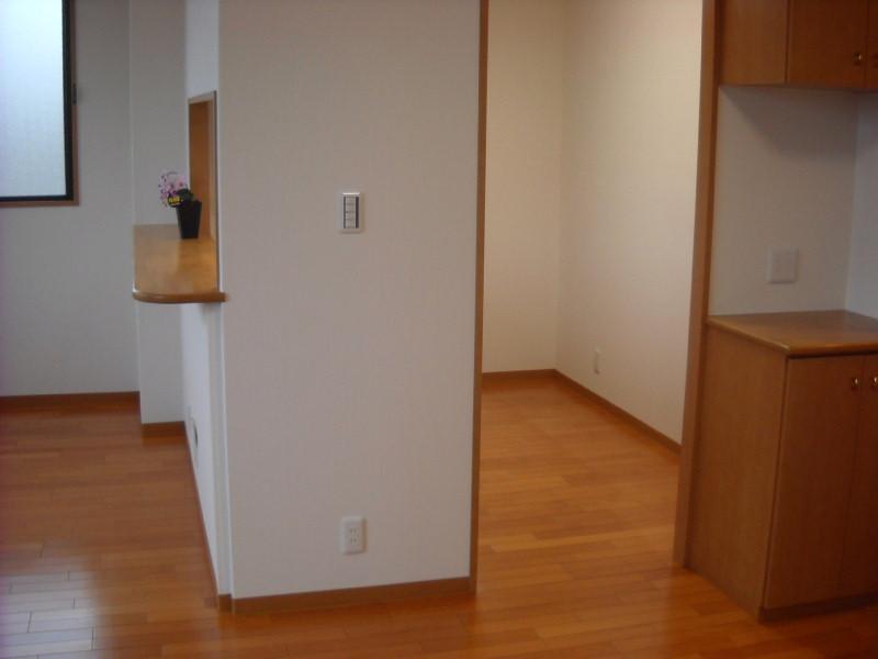 Living. Counter kitchen.