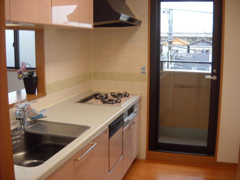 Kitchen. This is a system kitchen counter formula. You can come out from the kitchen on the balcony. Gas stove was replaced.