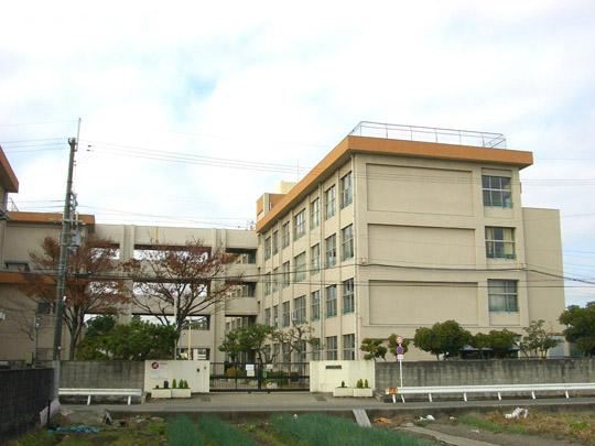 Junior high school. Because the closeness of Toyonaka Municipal tenth 330m a 5-minute walk from the two junior high school, Omoikkiri Uchikome going to school events and club activities