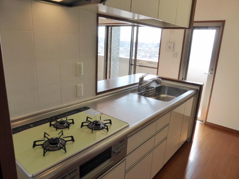 Kitchen. Bright It is convenient because the door to the balcony is right next door. Exchange did colorful gas stove.