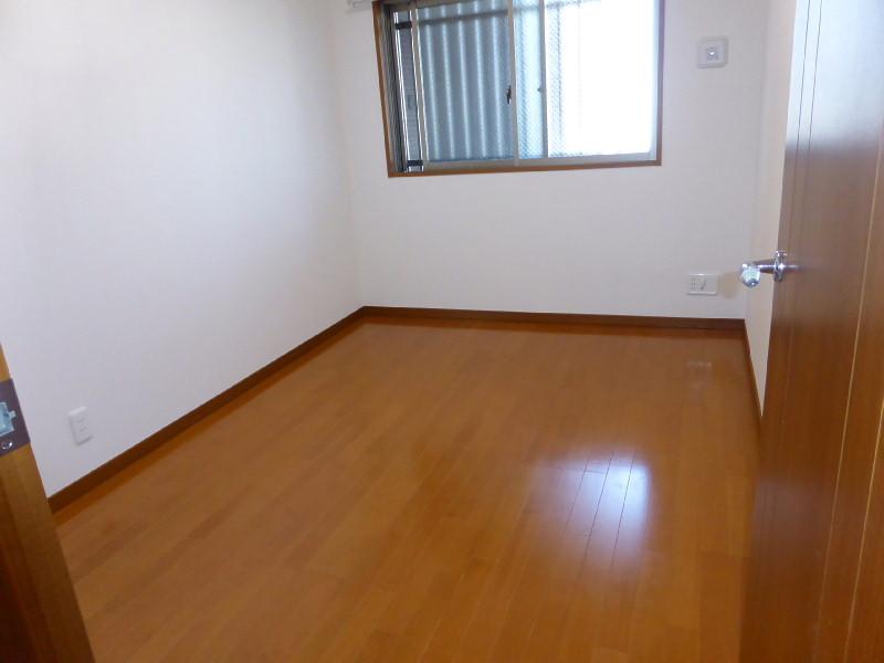 Non-living room. The entrance side Western-style