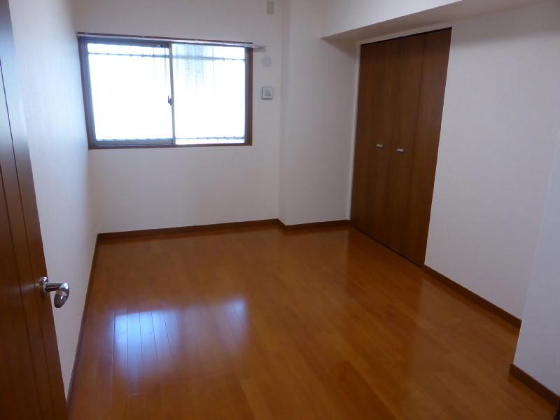Non-living room. Western-style in the middle