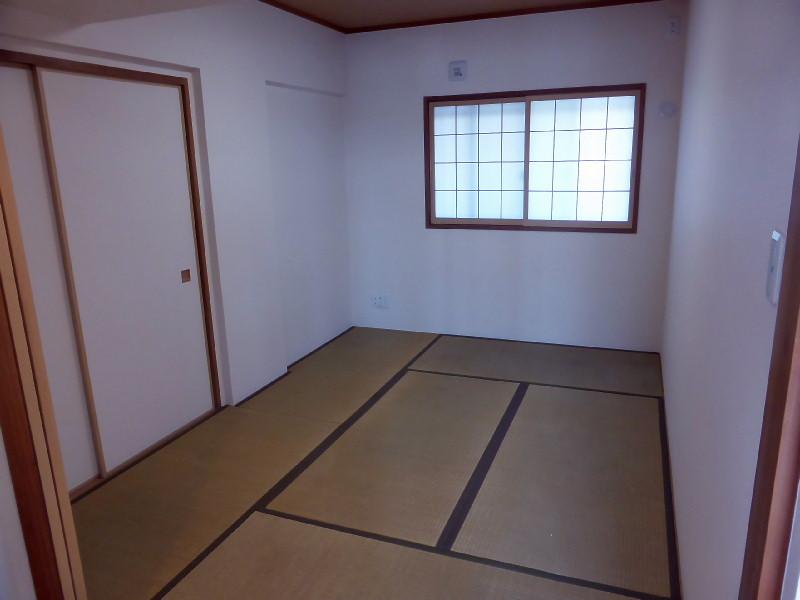 Non-living room. There is also a window to the Japanese-style room