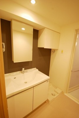 Living and room. This basin dressing room and spacious. 