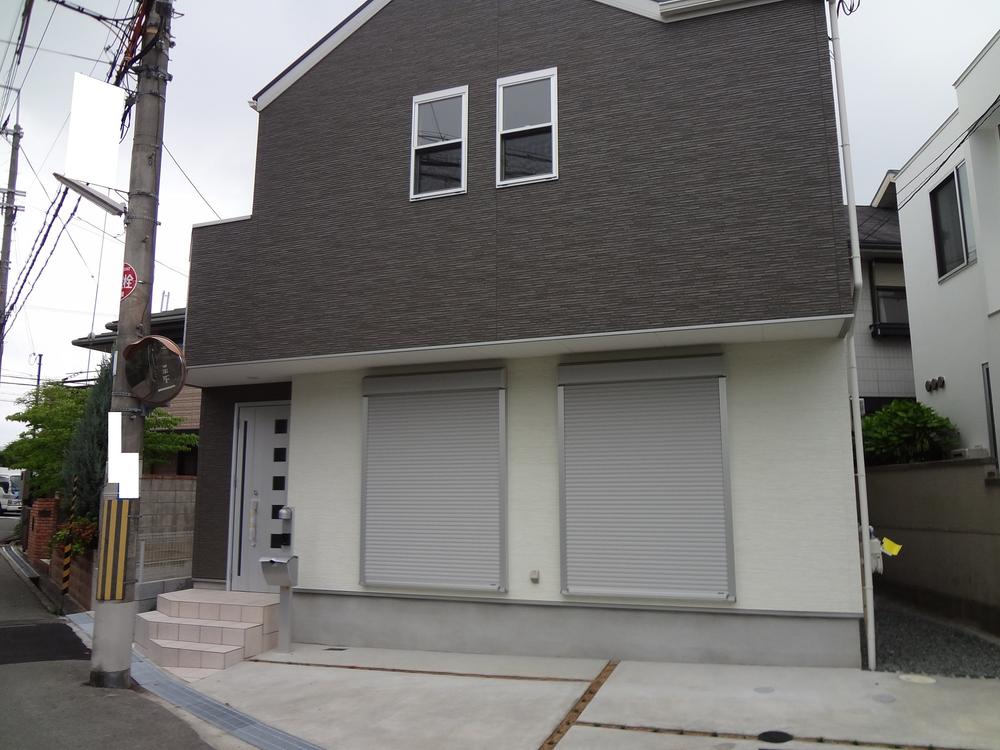 Local photos, including front road. 4LDK + loft + car space one minute