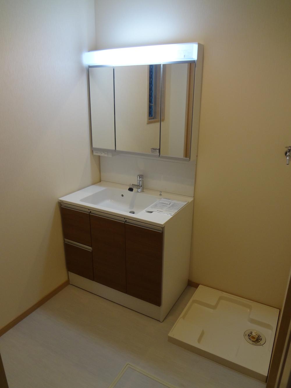 Wash basin, toilet