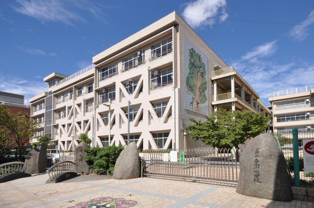 Primary school. Toyonaka Municipal Takagawa to elementary school 704m