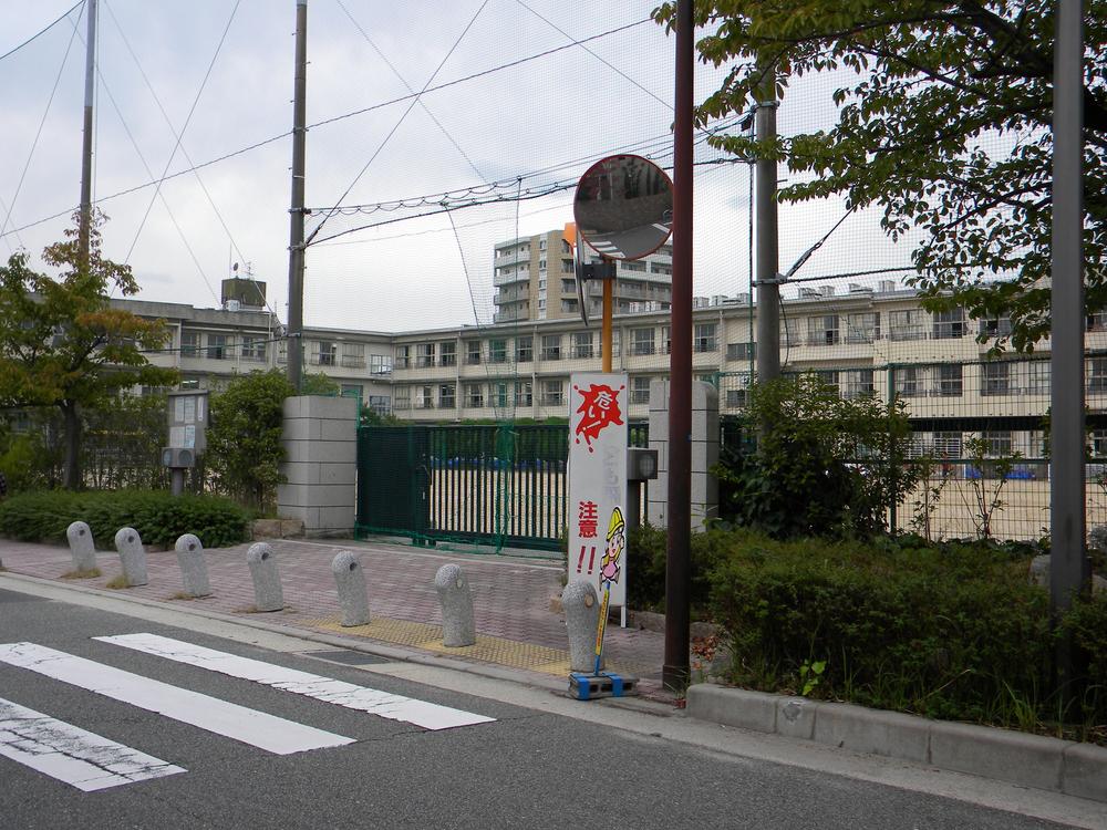 Primary school. Minamisakurazuka 300m walk about 4 minutes until the elementary school. It has a "mind rich stretch of live children" in education policy! Such as to implement the athletic meet in pleasant climate-May, We have a lot of efforts for students! 