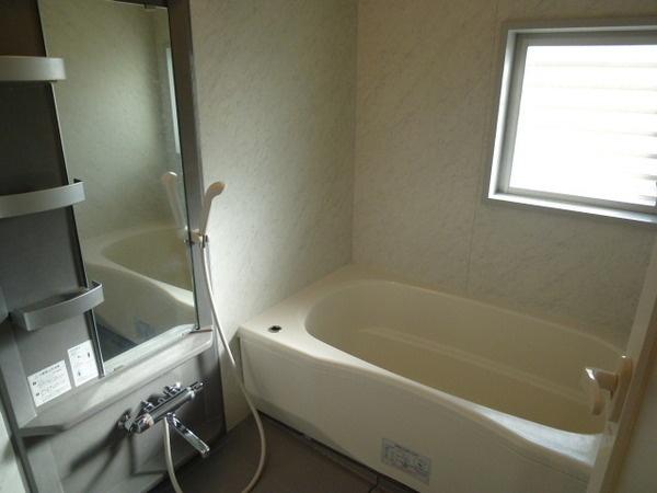 Bathroom.  ◆ The bathroom is is equipped with a window