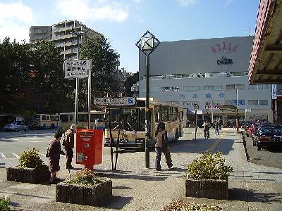 Shopping centre. Hazard Momoyamadai until the (shopping center) 975m