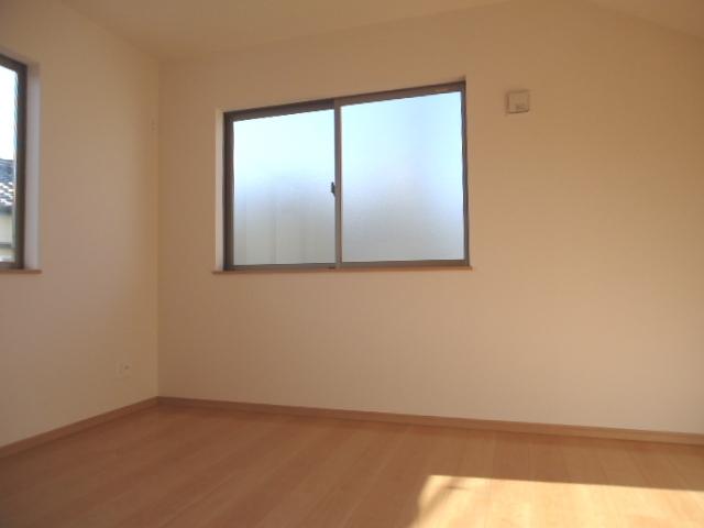 Non-living room. It is a bright room is south-facing testimony!