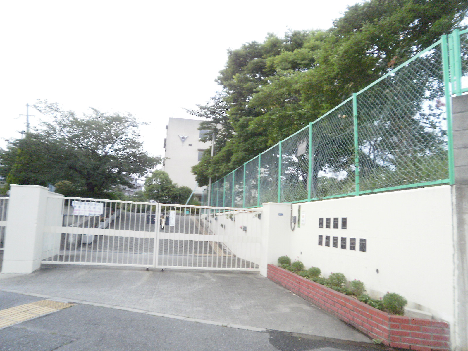 Junior high school. Toyonaka Municipal fifteenth junior high school (junior high school) up to 346m