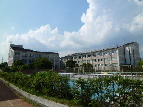 Junior high school. Toyonaka 381m to stand eighteenth junior high school