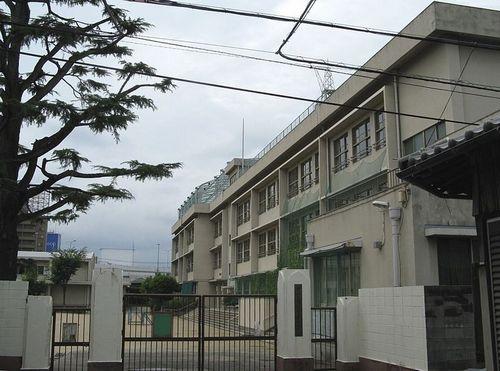 Primary school. 1048m to Toyonaka Tatsuhotaru Pond Elementary School