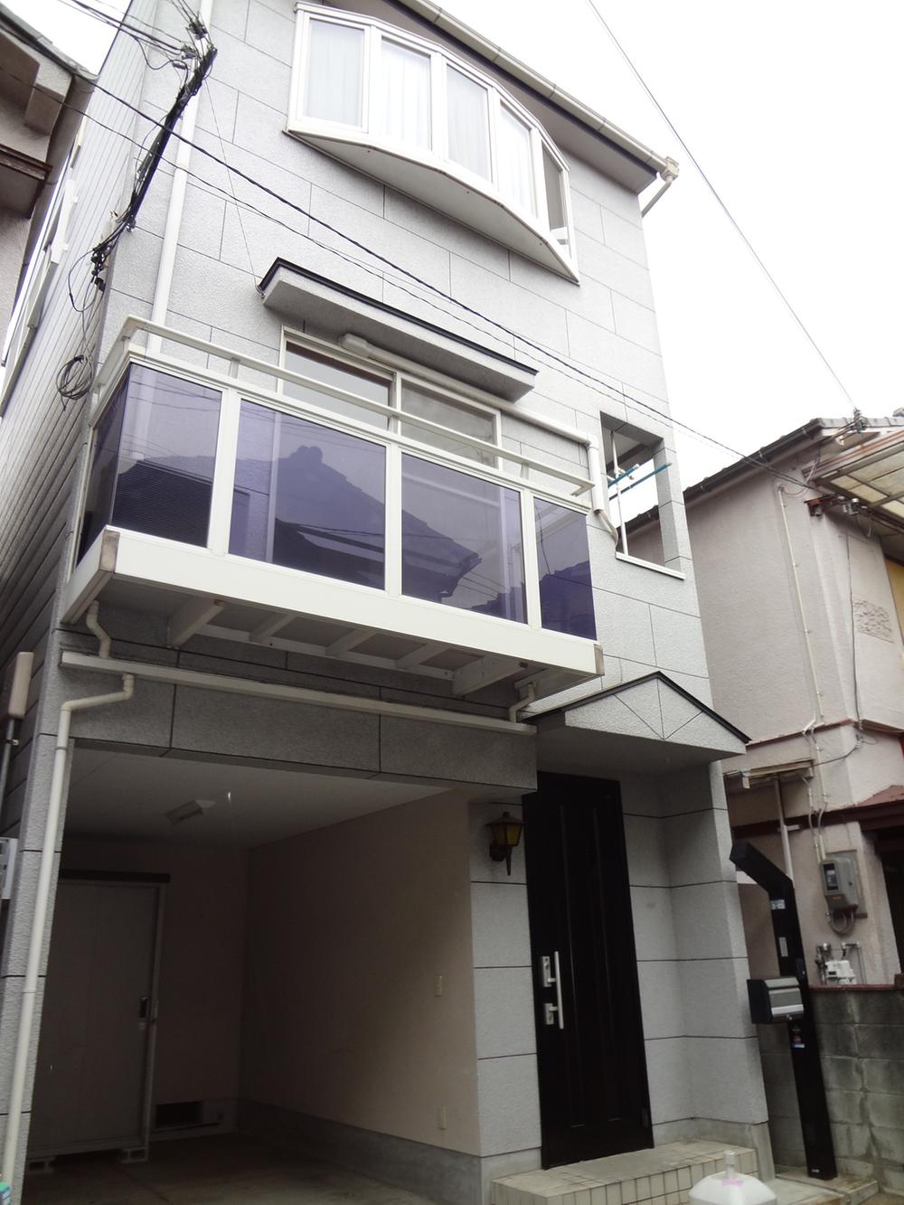 Local appearance photo. Heisei is a 9-year construction of the used House.  Day is good on the south-facing. 