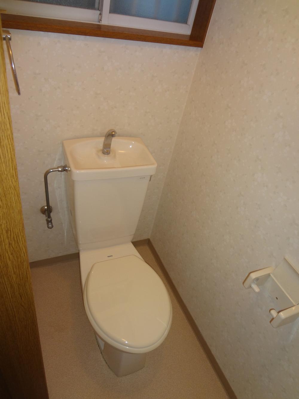 Toilet. Thank toilet 2 places.
