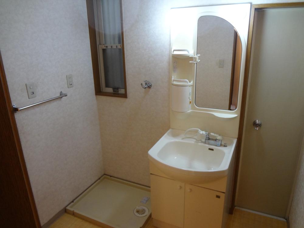 Wash basin, toilet. Washroom Left bathroom ・ Right it will be in the toilet. 