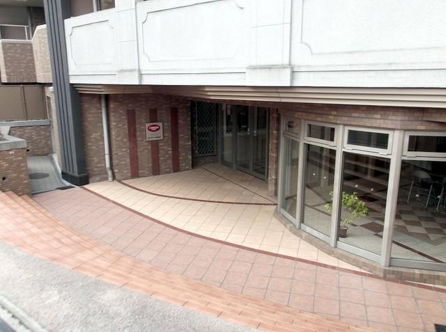 Entrance. Common areas