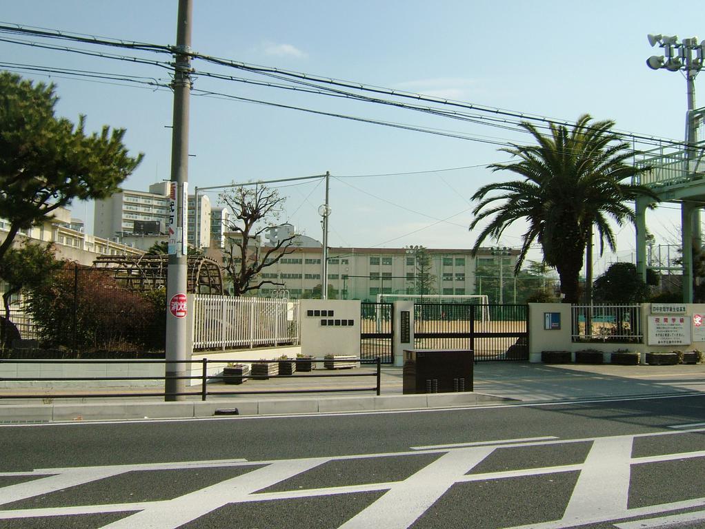 Junior high school. Toyonaka Municipal fourth junior high school (junior high school) up to 1004m