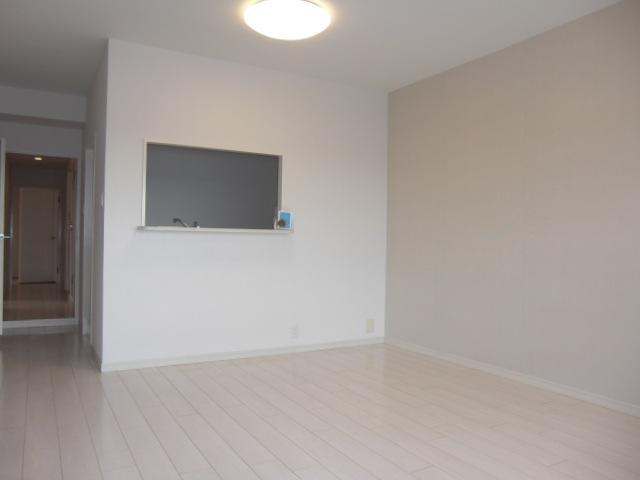 Living. It is LDK face-to-face kitchen