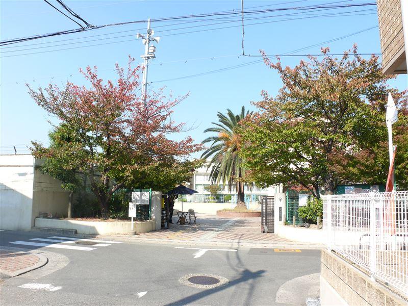 Primary school. Toyonaka 610m to stand Toshima elementary school  [Walk about 8 minutes] All grades 2 class whole school children 406 people in the configuration of (FY2013). Support activities of child safety seen charm Corps also a lively, Encouraging also the time from school. 