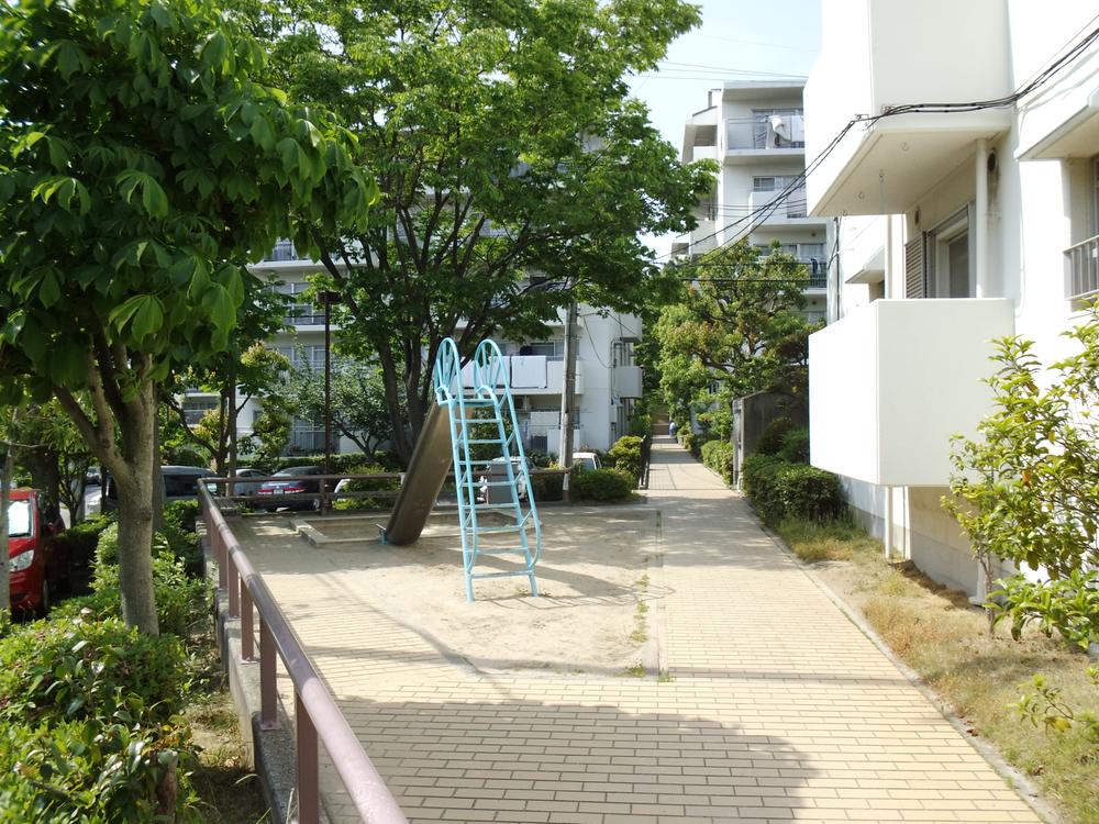 Other local. Building next to the park (12 May 2013) Shooting