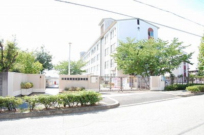 Primary school. 577m until Minami Nitta elementary school (elementary school)