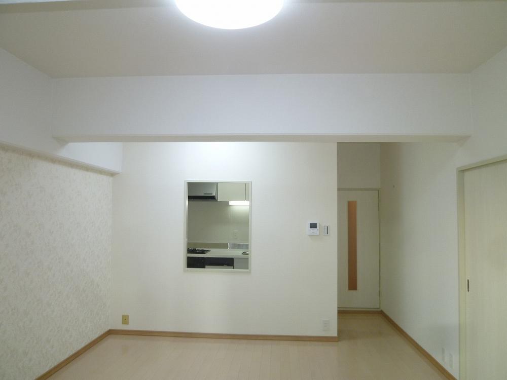 Living.  ・ ceiling, We wall cross re-covering  ・ Floor flooring is L40  ・ It inlet fittings had made  ・ We are lighting equipment had made