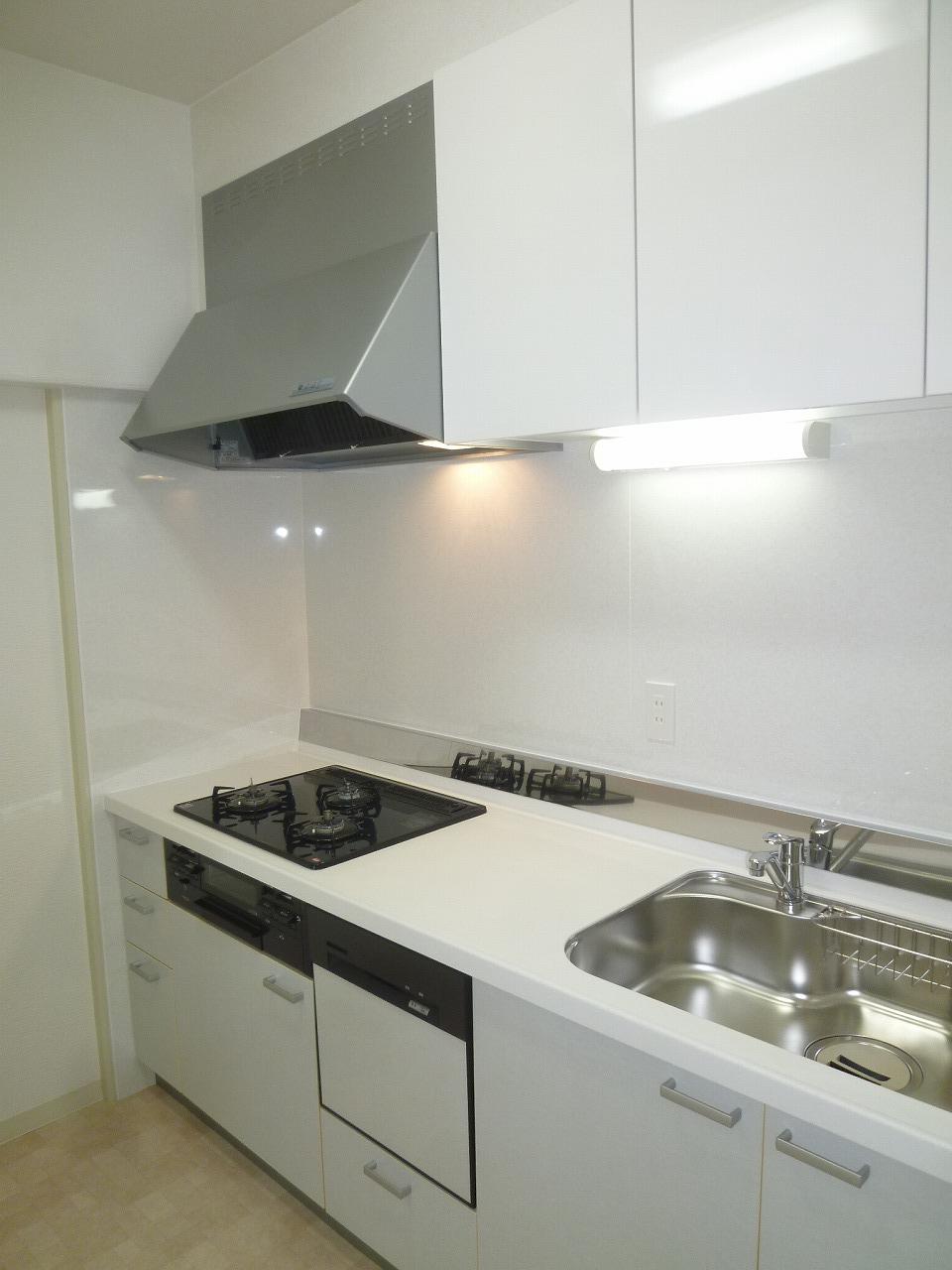 Kitchen.  ・ It comes with a dishwasher  ・ We had made stove trivet  ・ Range hood had made  ・ You have the floor CF re-covering