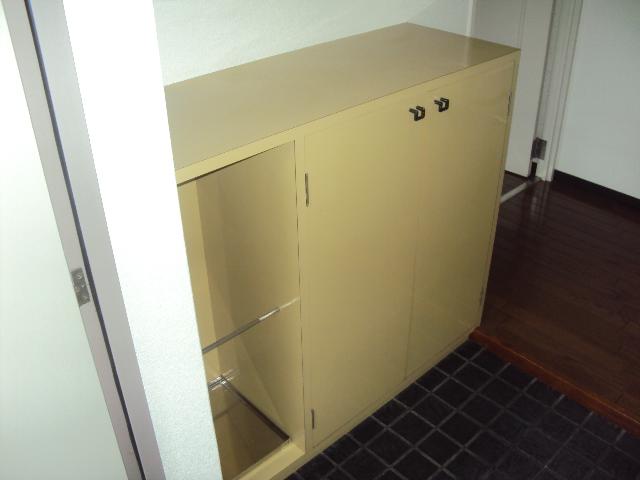 Entrance. ■ Plenty of storage of shoe box ■