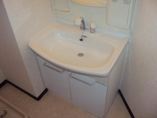 Wash basin, toilet. ■ Shampoo dresser ■