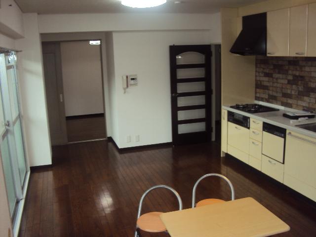Living. ■ You remainder enough space be placed dining table ■