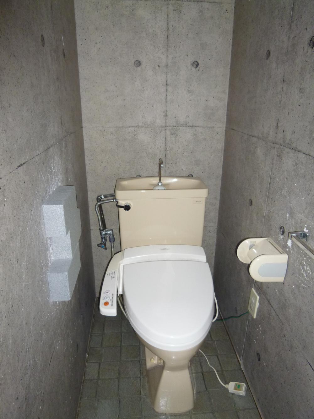 Toilet. Indoor (10 May 2013) Shooting
