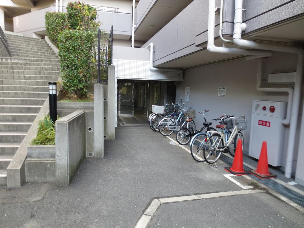 Local appearance photo. Mansion bicycle storage, etc.