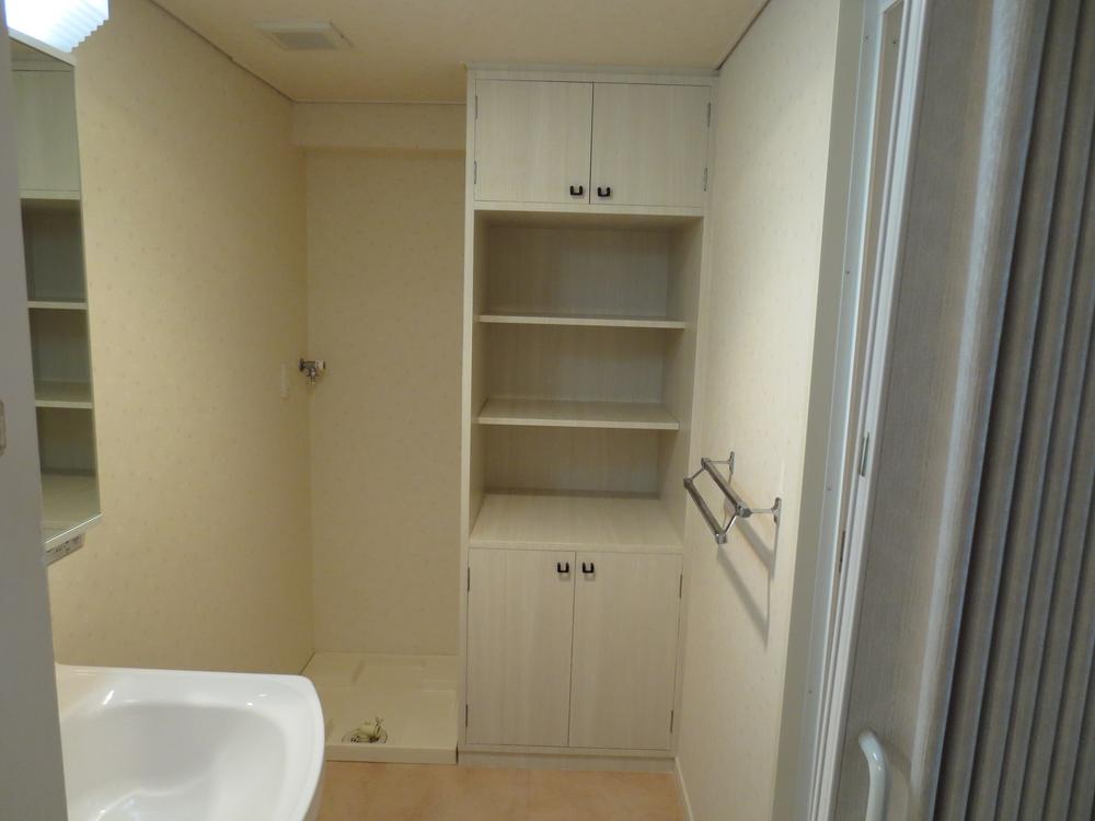 Wash basin, toilet. Washroom part