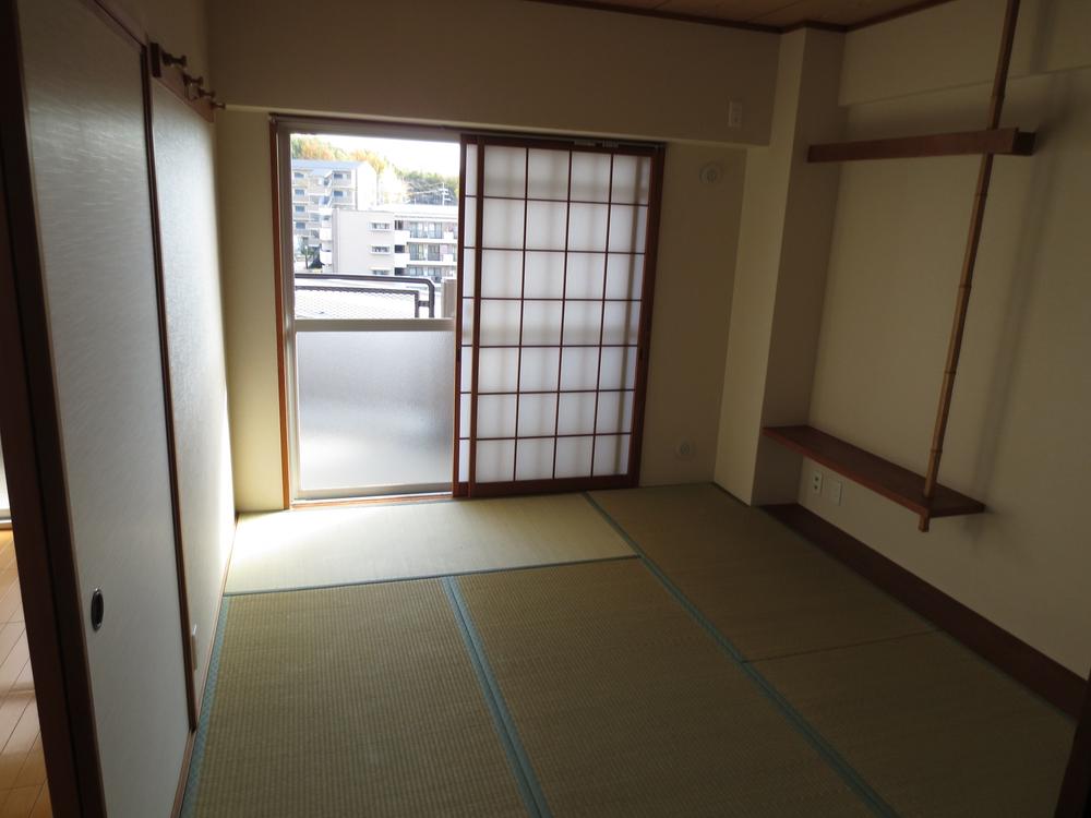 Non-living room. Japanese-style room, It is also clean Nii tatami.