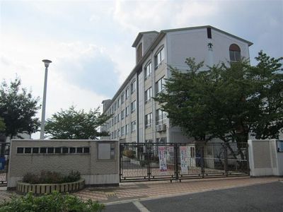 Primary school. Minami Nitta Elementary School It is the school that accepted the well-equipped of the transferee 350m until the (elementary school)