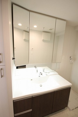 Washroom. Washbasin It is easy to use is good triple mirror