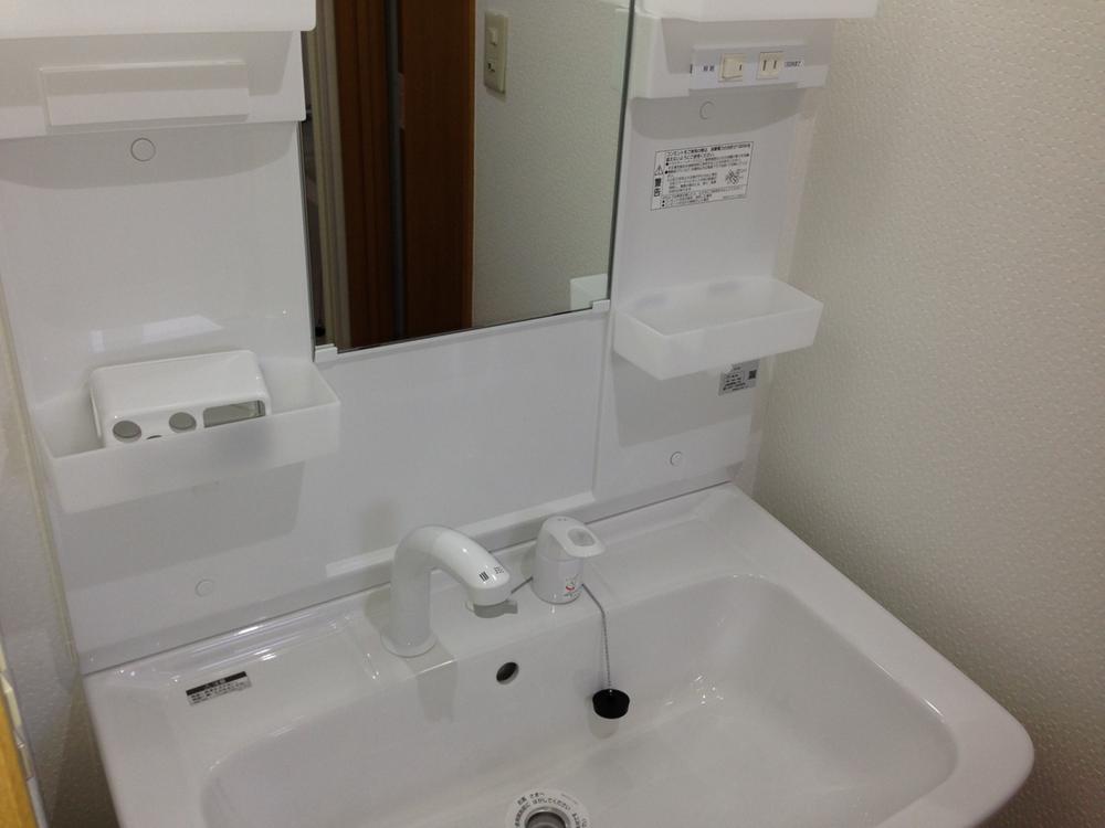 Wash basin, toilet. Is the washroom of shiny