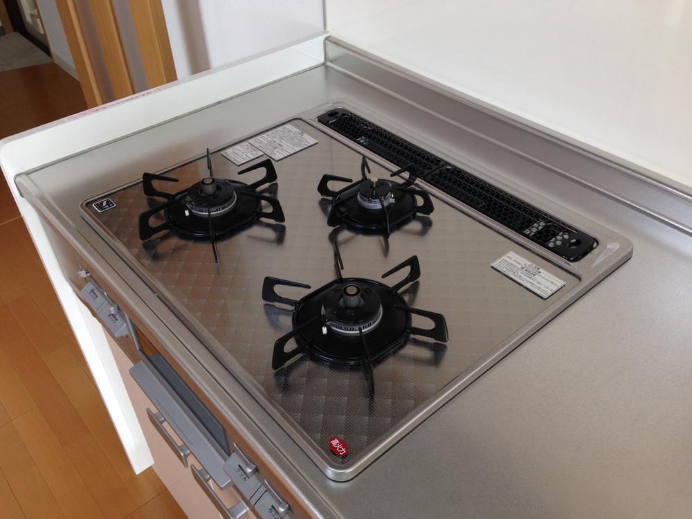 Kitchen. Ease dishes in the 3-burner stove!