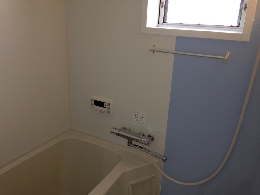 Bathroom. The window with the bath! There is no easily! !
