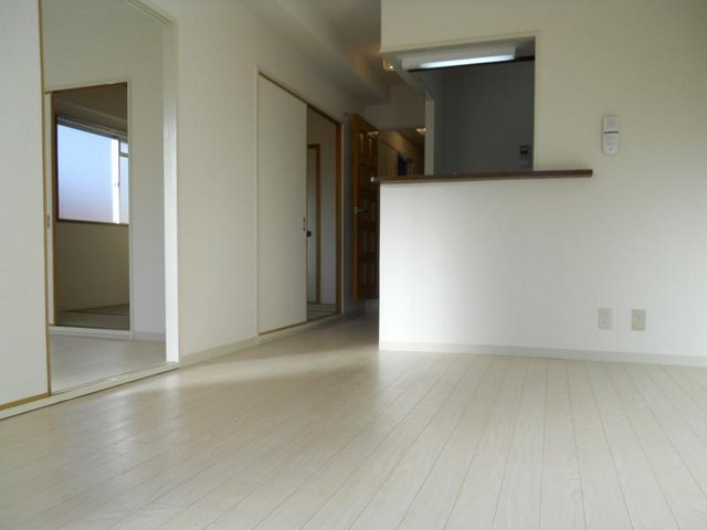 Living and room. White clean flooring